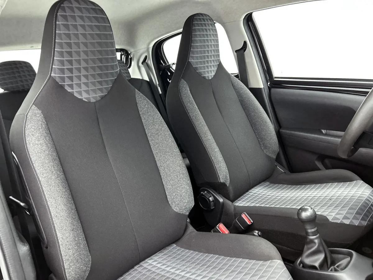 1.0 72pk Active | Airco | Bluetooth | IsoFix |