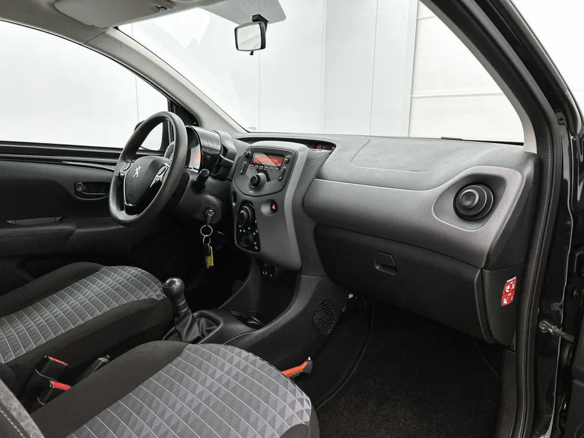 1.0 72pk Active | Airco | Bluetooth | IsoFix |
