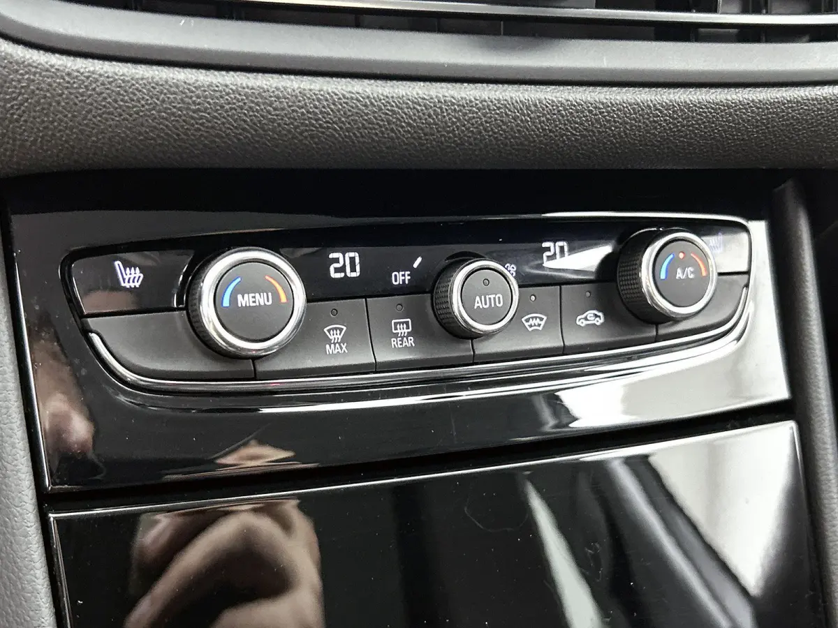 1.2 130pk GS Line | Navigatie | Elektrische Klep | Adaptieve Cruise Control | 360 Camera |Stoel-/Stuurverwarming | Navigatie | Climate Control | 18"LMV | Dodehoekdetectie |