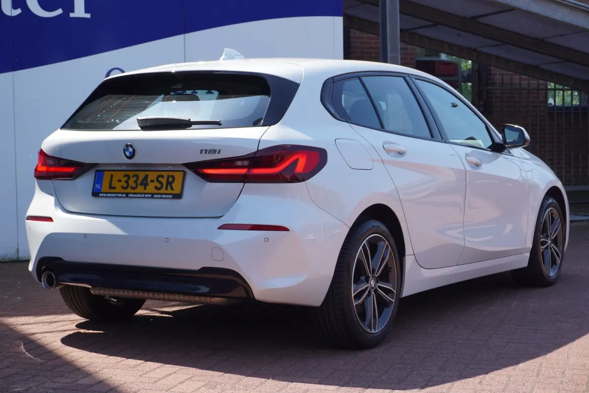 118i Business Edition+Sportline+Led+leder+stoel-verw+Full-navigatie+Parel-White = NL=NIEUWSTAAT !!!