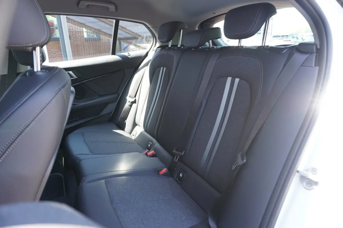118i Business Edition+Sportline+Led+leder+stoel-verw+Full-navigatie+Parel-White = NL=NIEUWSTAAT !!!