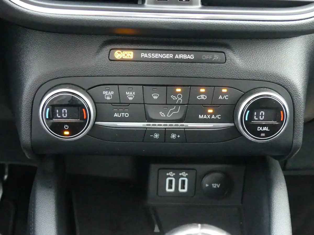 1.5 EcoBoost Titanium | TREKHAAK | CAMERA | PARKEERSENSOREN V+A | APPLE CARPLAY / ANDROID AUTO | NAVI | LMV 17" |