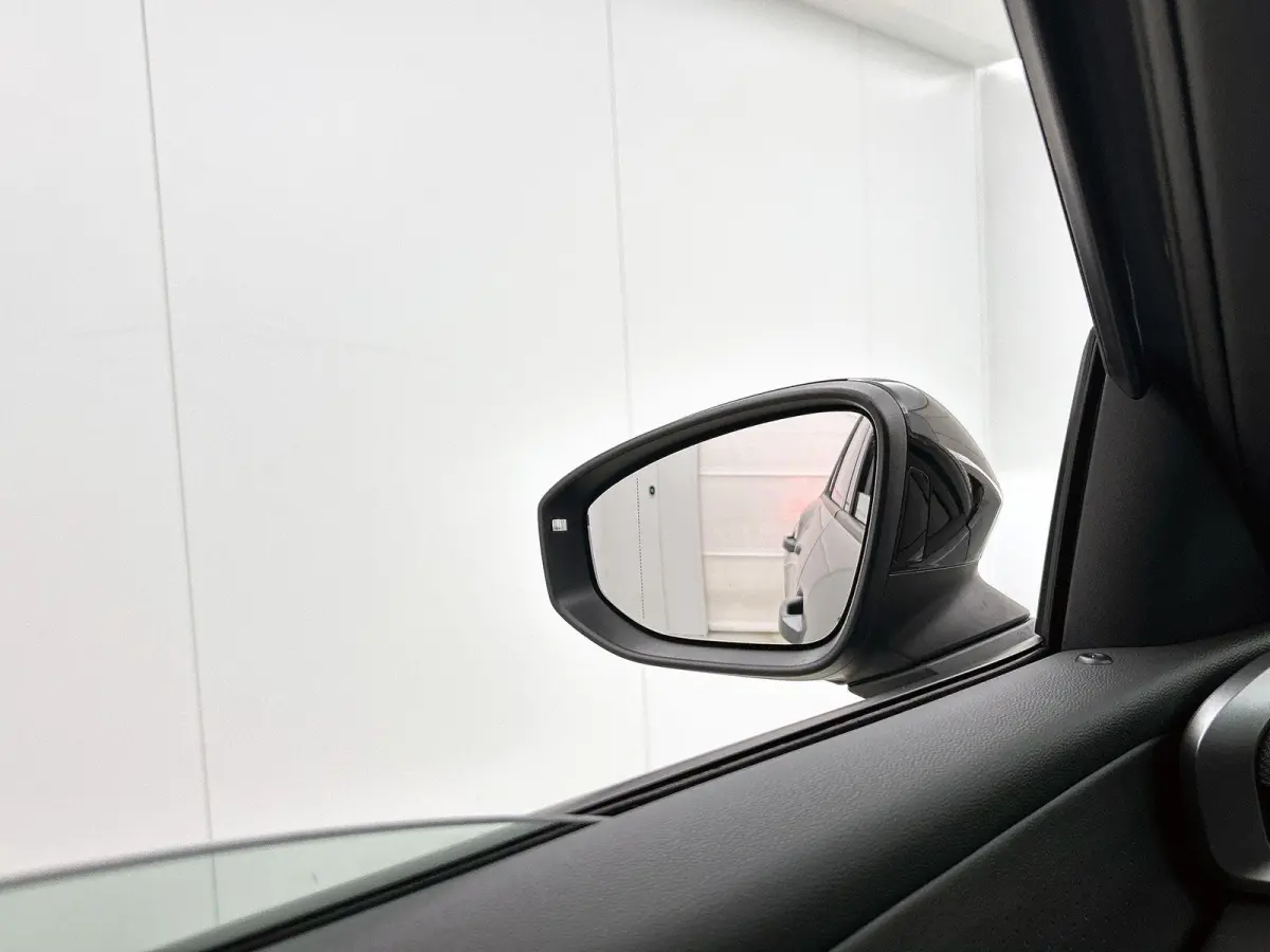 1.5 eTsi Style First Edition 116 PK Automaat | Panoramaschuif-kanteldak | Black style | Navigatie | Apple Carplay draadloos | Android Auto draadloos | IQ Lights | Camera | Ruiten getint | 18
