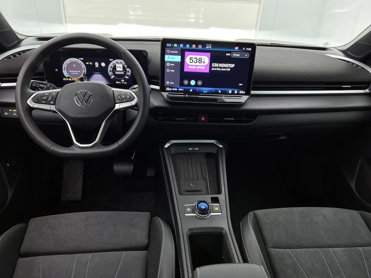 1.5 eTsi Style First Edition 116 PK Automaat | Panoramaschuif-kanteldak | Black style | Navigatie | Apple Carplay draadloos | Android Auto draadloos | IQ Lights | Camera | Ruiten getint | 18