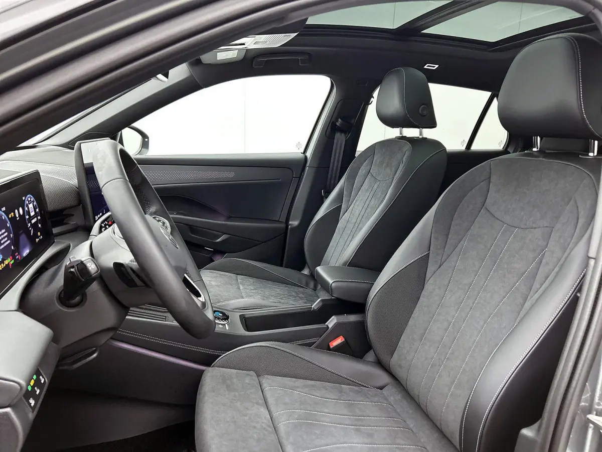1.5 eTsi Style First Edition 116 PK Automaat | Panoramaschuif-kanteldak | Black style | Navigatie | Apple Carplay draadloos | Android Auto draadloos | IQ Lights | Camera | Ruiten getint | 18