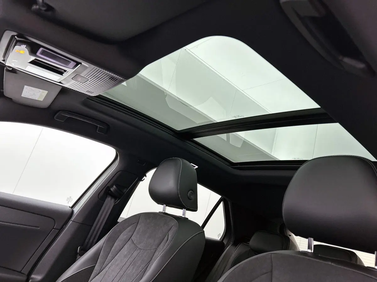 1.5 eTsi Style First Edition 116 PK Automaat | Panoramaschuif-kanteldak | Black style | Navigatie | Apple Carplay draadloos | Android Auto draadloos | IQ Lights | Camera | Ruiten getint | 18