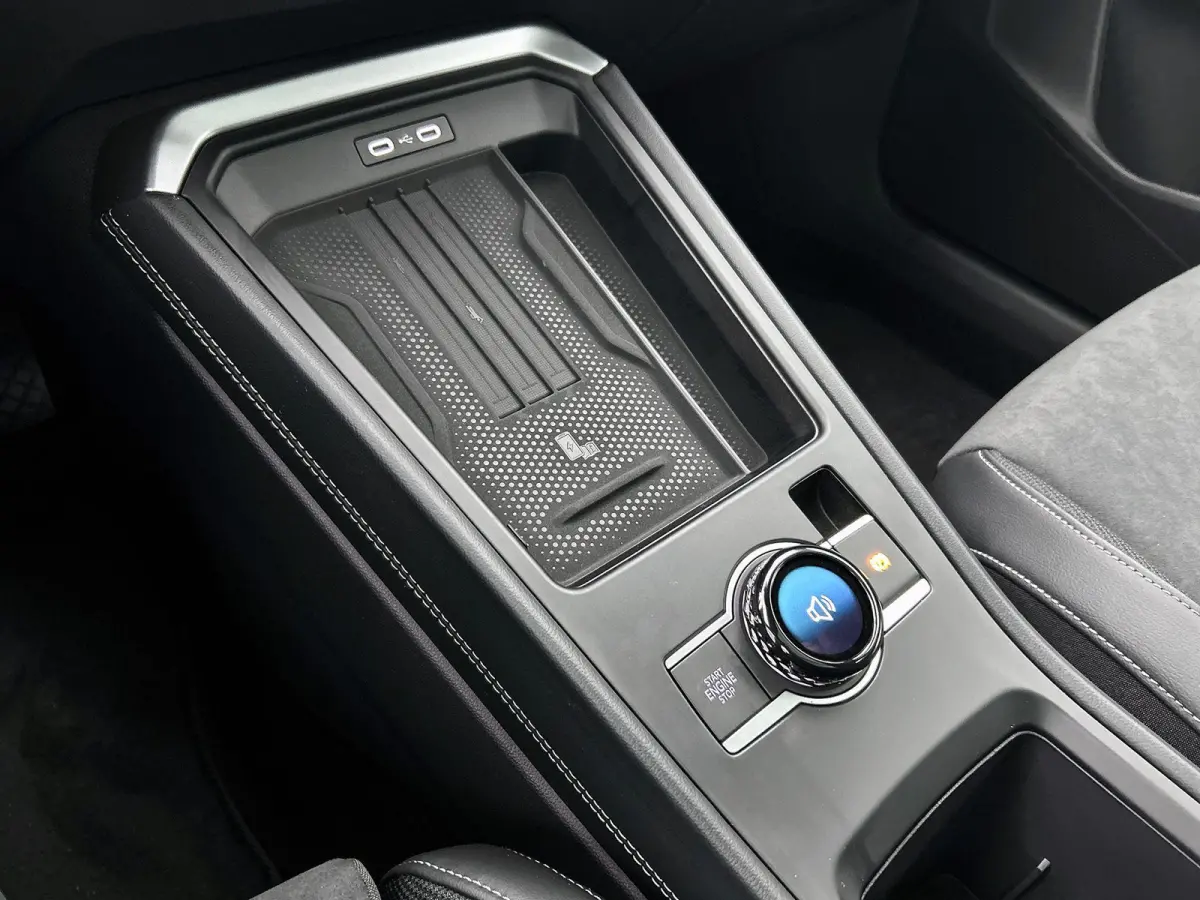 1.5 eTsi Style First Edition 116 PK Automaat | Panoramaschuif-kanteldak | Black style | Navigatie | Apple Carplay draadloos | Android Auto draadloos | IQ Lights | Camera | Ruiten getint | 18