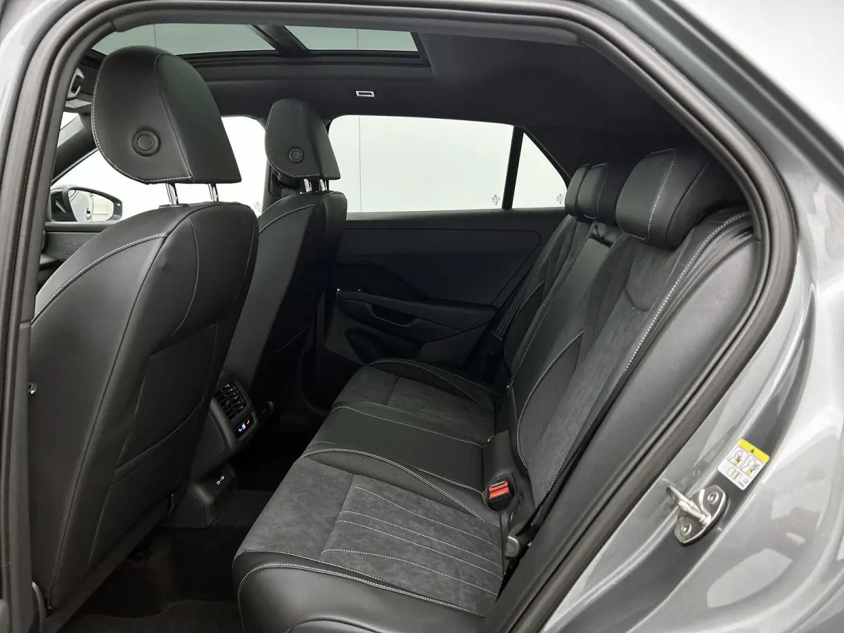 1.5 eTsi Style First Edition 116 PK Automaat | Panoramaschuif-kanteldak | Black style | Navigatie | Apple Carplay draadloos | Android Auto draadloos | IQ Lights | Camera | Ruiten getint | 18