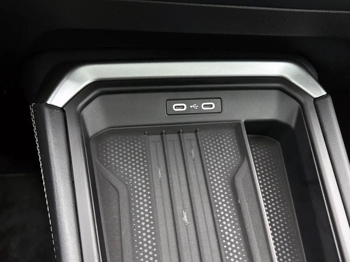 1.5 eTsi Style First Edition 116 PK Automaat | Panoramaschuif-kanteldak | Black style | Navigatie | Apple Carplay draadloos | Android Auto draadloos | IQ Lights | Camera | Ruiten getint | 18