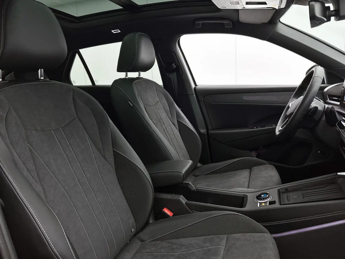 1.5 eTsi Style First Edition 116 PK Automaat | Panoramaschuif-kanteldak | Black style | Navigatie | Apple Carplay draadloos | Android Auto draadloos | IQ Lights | Camera | Ruiten getint | 18