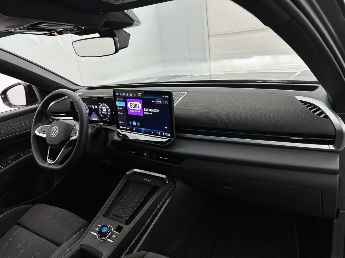 1.5 eTsi Style First Edition 116 PK Automaat | Panoramaschuif-kanteldak | Black style | Navigatie | Apple Carplay draadloos | Android Auto draadloos | IQ Lights | Camera | Ruiten getint | 18