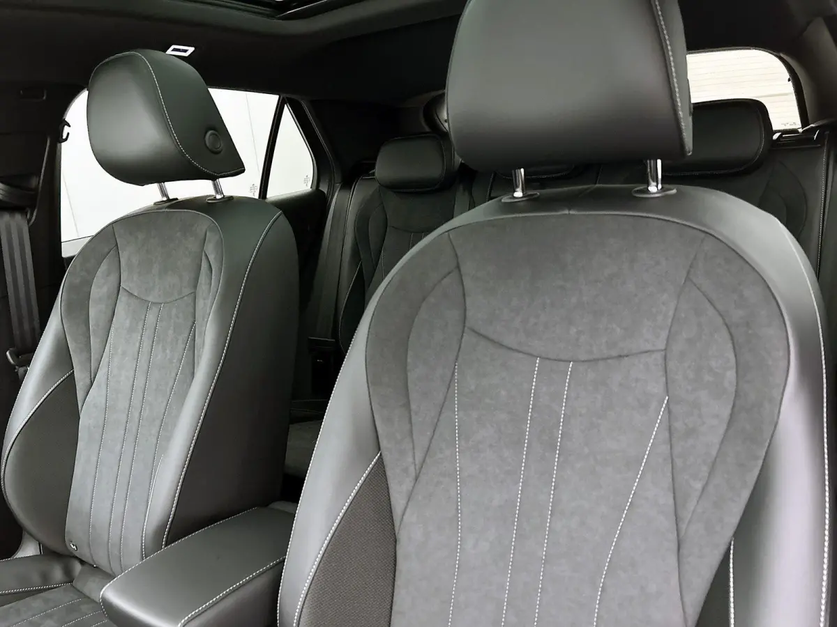 1.5 eTsi Style First Edition 116 PK Automaat | Panoramaschuif-kanteldak | Black style | Navigatie | Apple Carplay draadloos | Android Auto draadloos | IQ Lights | Camera | Ruiten getint | 18