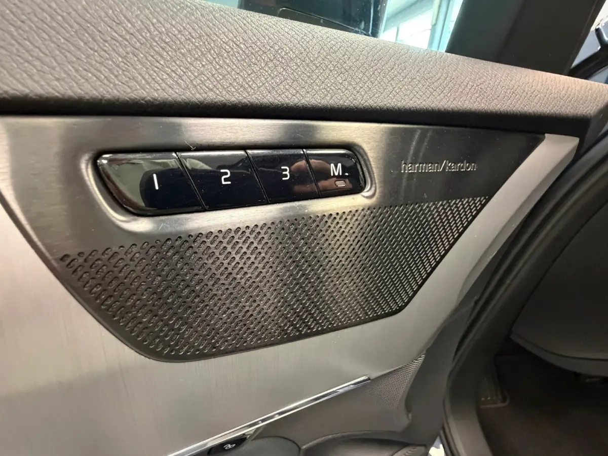 2.0 T8 Recharge AWD R-Design | PANODAK | LEER | HUD | 7 persoons |