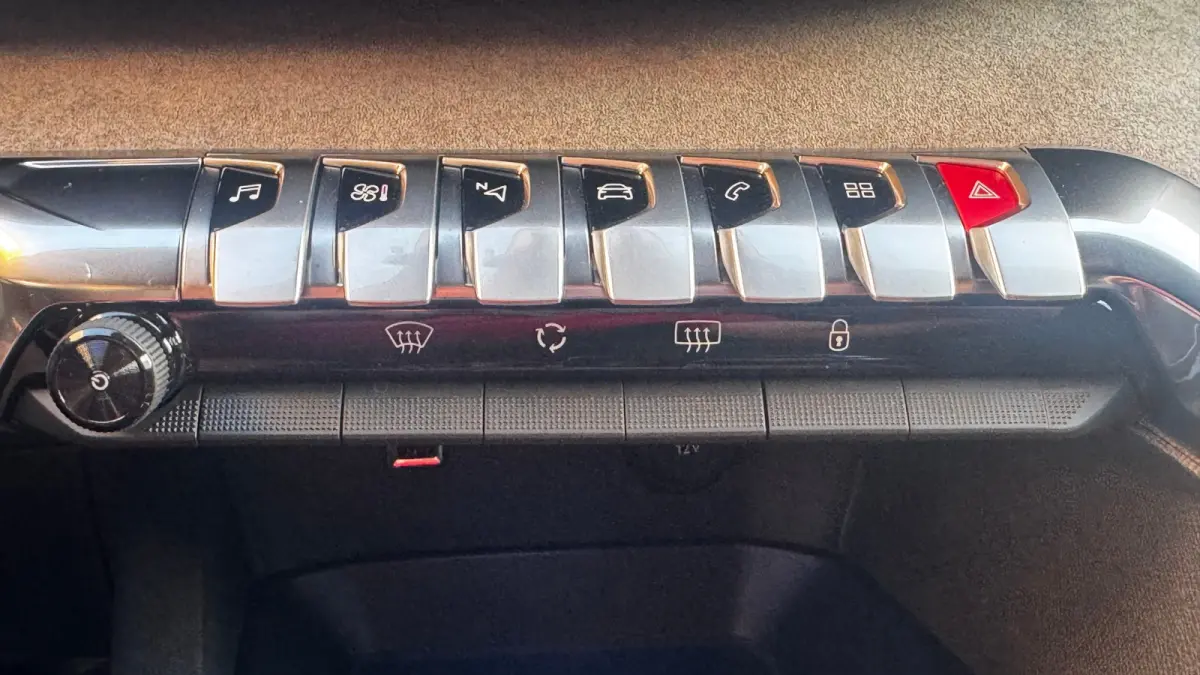 1.2 PURETECH 130PK 7-ZITS GT PACK AUTOMAAT / NAVI / LEDER / CLIMA / FULL-LED / PDC / 18" LMV / CAMERA / KEYLESS / ADAPT. CRUISCONTROL !!