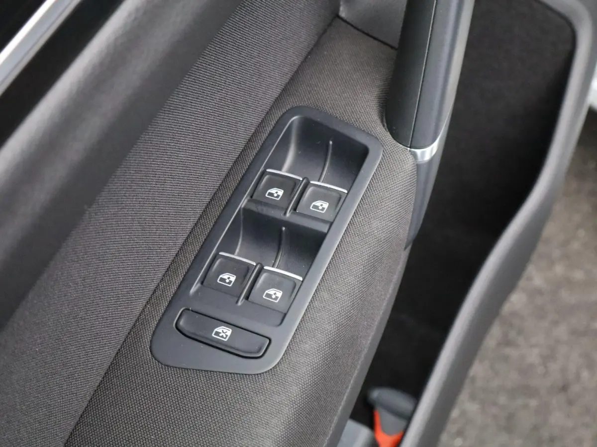 1.0 TSI Highline Edition | Navigatie | Stoelverwarming | Climate Control | Lichtmetalen Velgen |