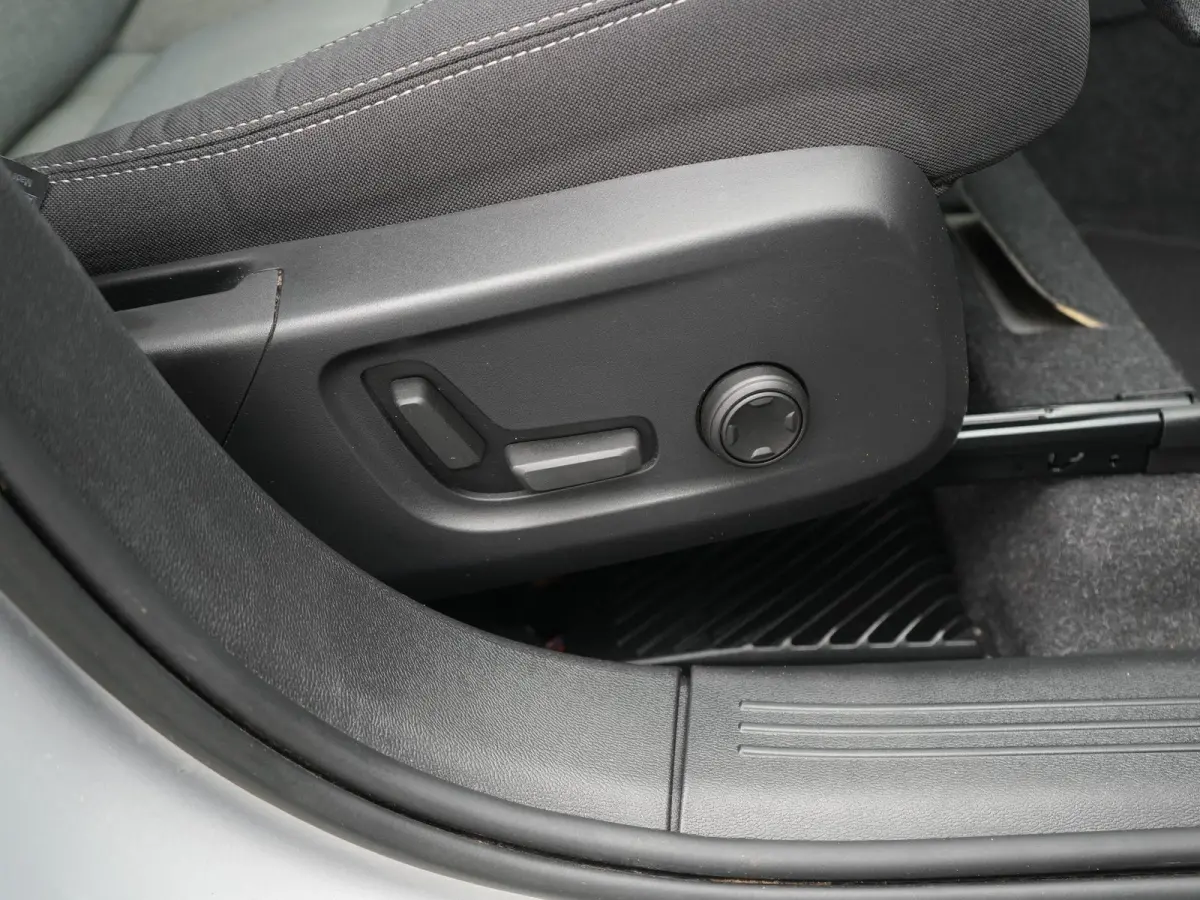 1.5 T5 plus Bright AUTOMAAT | HARMAN KARDON | CAMERA | CRUISE | CLIMA | STOEL & STUURVERWARMING | DAB | NAVIGATIE | APPLE CARPLAY | 12 MAANDEN BOVAG GARANTIE |