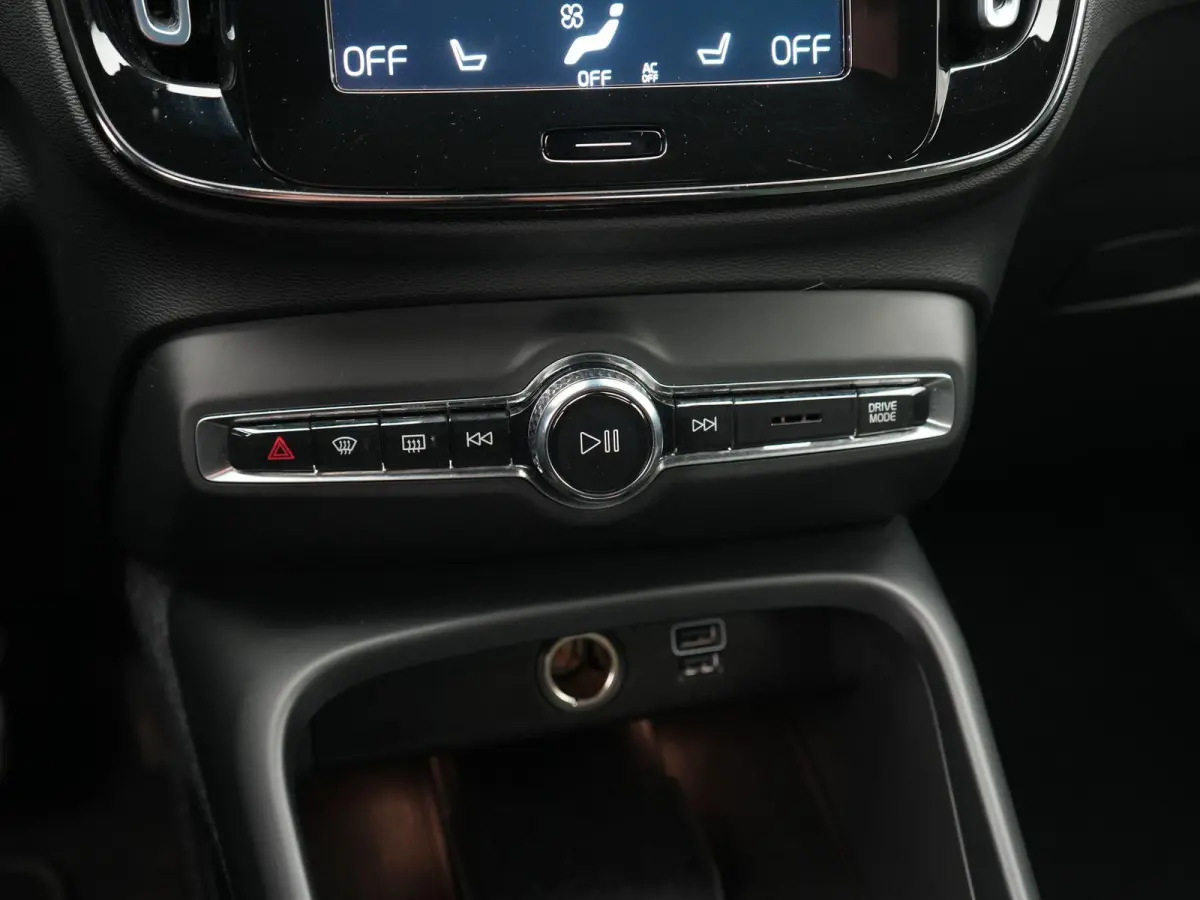 1.5 T5 plus Bright AUTOMAAT | HARMAN KARDON | CAMERA | CRUISE | CLIMA | STOEL & STUURVERWARMING | DAB | NAVIGATIE | APPLE CARPLAY | 12 MAANDEN BOVAG GARANTIE |