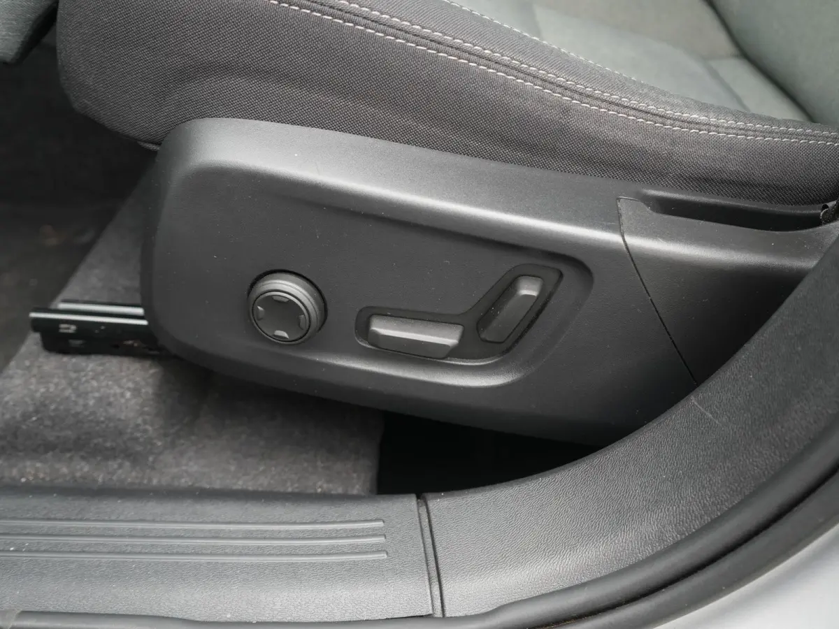 1.5 T5 plus Bright AUTOMAAT | HARMAN KARDON | CAMERA | CRUISE | CLIMA | STOEL & STUURVERWARMING | DAB | NAVIGATIE | APPLE CARPLAY | 12 MAANDEN BOVAG GARANTIE |