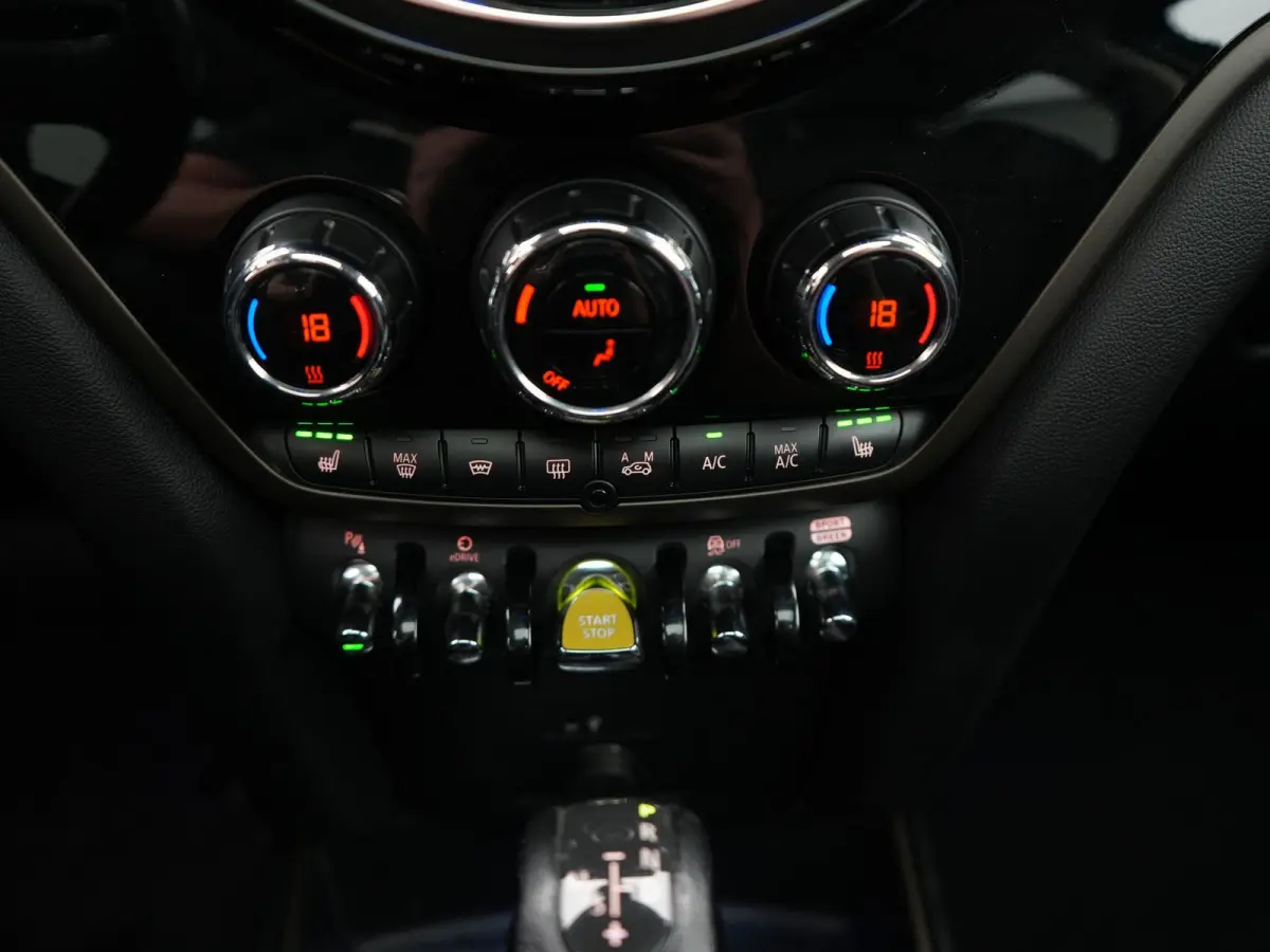 1.5 Cooper ALL4 Chili | PANORAMADAK | STOELVERWARMING | LEDER | NAVIGATIE | CAMERA