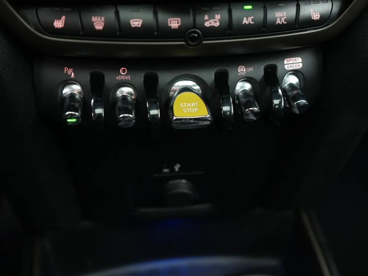 1.5 Cooper ALL4 Chili | PANORAMADAK | STOELVERWARMING | LEDER | NAVIGATIE | CAMERA
