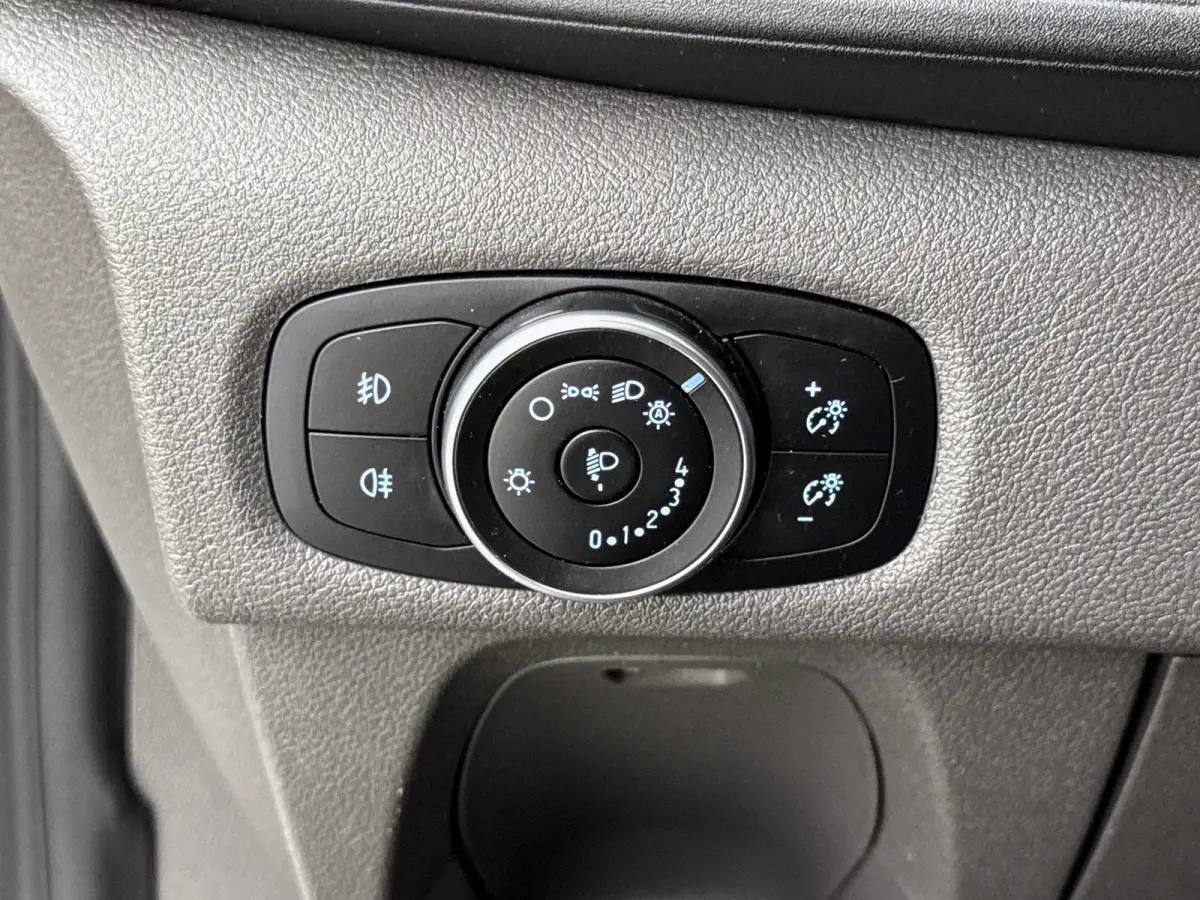 320 2.0 TDCI L2H1 Limited DC 130pk Automaat Navigatie Dubbele cabine Stoelverwarming Trekhaak Cruise control Airco Euro 6