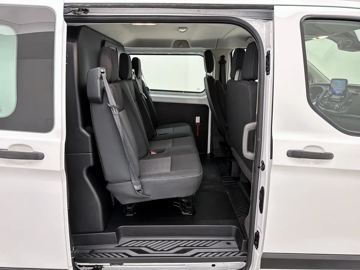 320 2.0 TDCI L2H1 Limited DC 130pk Automaat Navigatie Dubbele cabine Stoelverwarming Trekhaak Cruise control Airco Euro 6