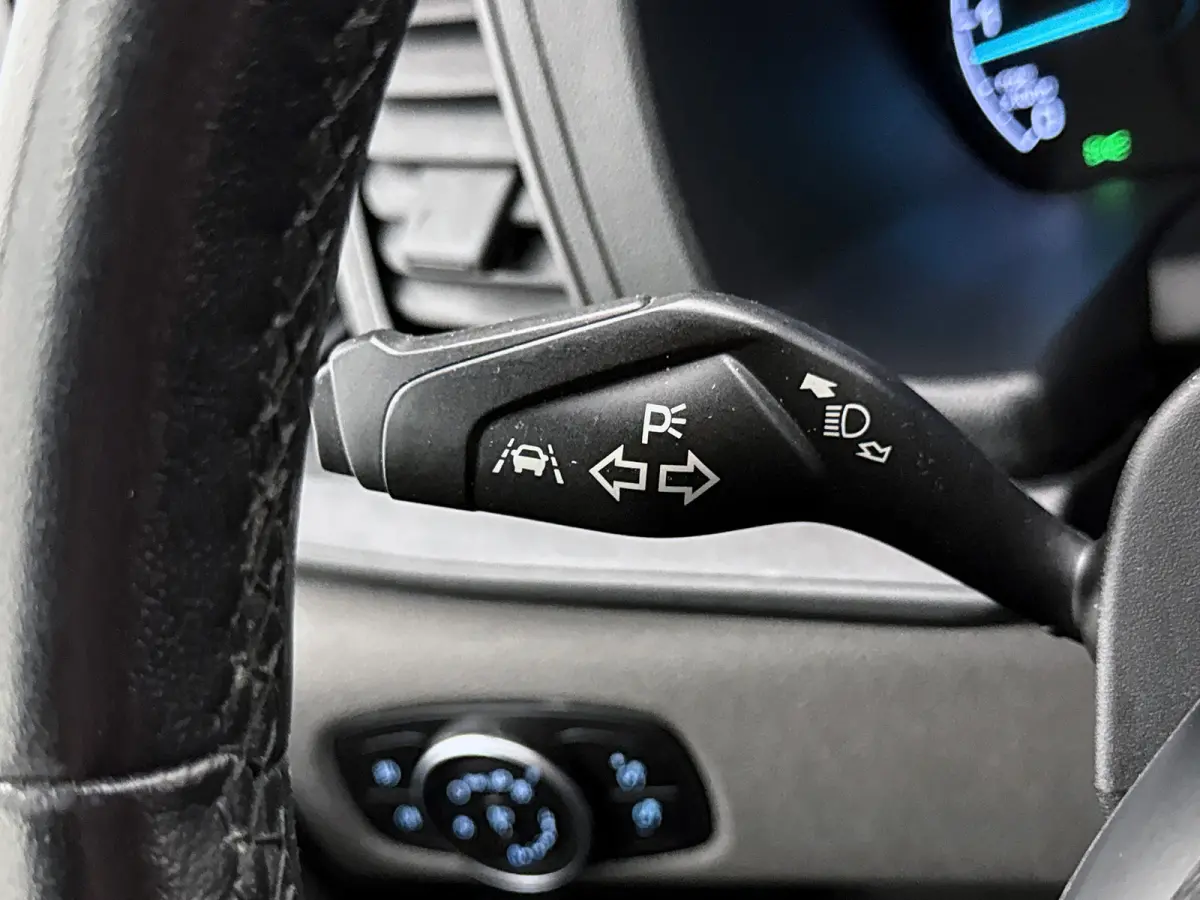 320 2.0 TDCI L2H1 Limited DC 130pk Automaat Navigatie Dubbele cabine Stoelverwarming Trekhaak Cruise control Airco Euro 6