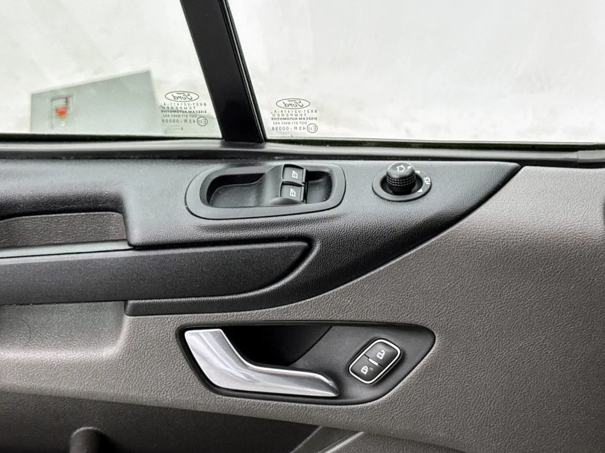 320 2.0 TDCI L2H1 Limited DC 130pk Automaat Navigatie Dubbele cabine Stoelverwarming Trekhaak Cruise control Airco Euro 6