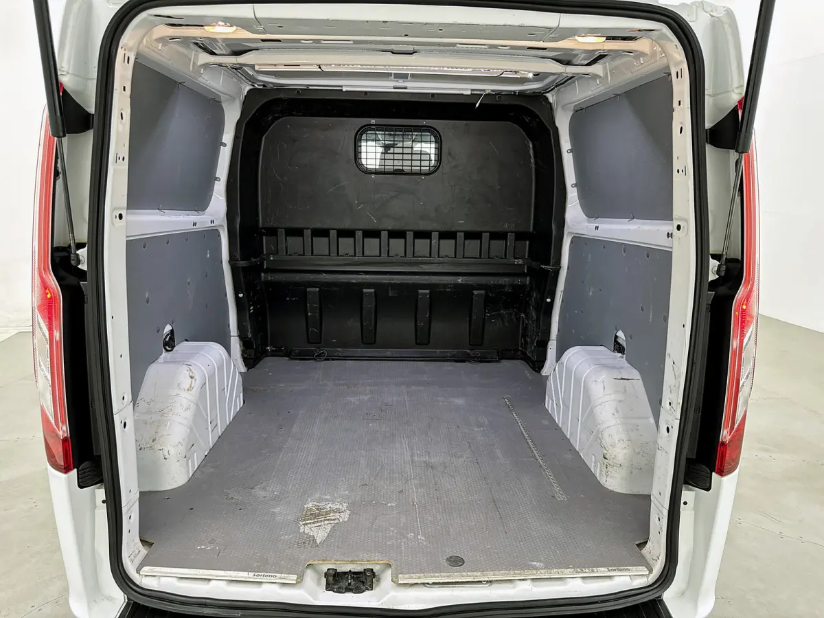 320 2.0 TDCI L2H1 Limited DC 130pk Automaat Navigatie Dubbele cabine Stoelverwarming Trekhaak Cruise control Airco Euro 6