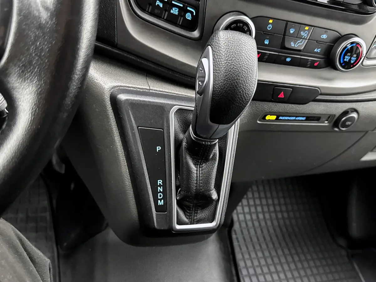 320 2.0 TDCI L2H1 Limited DC 130pk Automaat Navigatie Dubbele cabine Stoelverwarming Trekhaak Cruise control Airco Euro 6