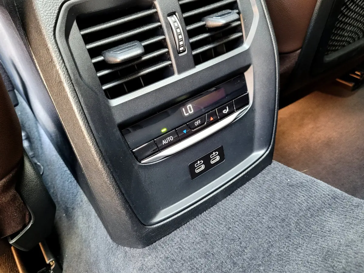 320e Luxury - Pano, Trekhaak, Laser (NL NAP BTW)
