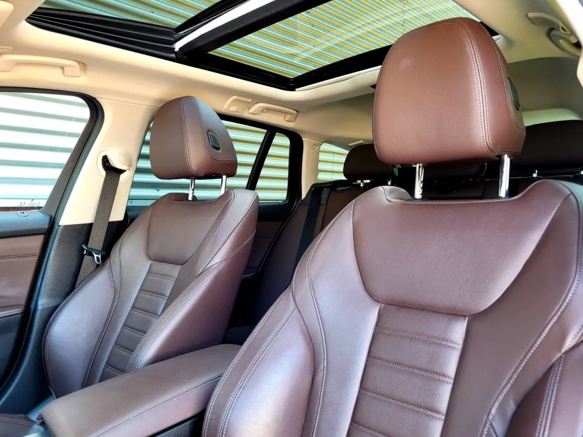 320e Luxury - Pano, Trekhaak, Laser (NL NAP BTW)
