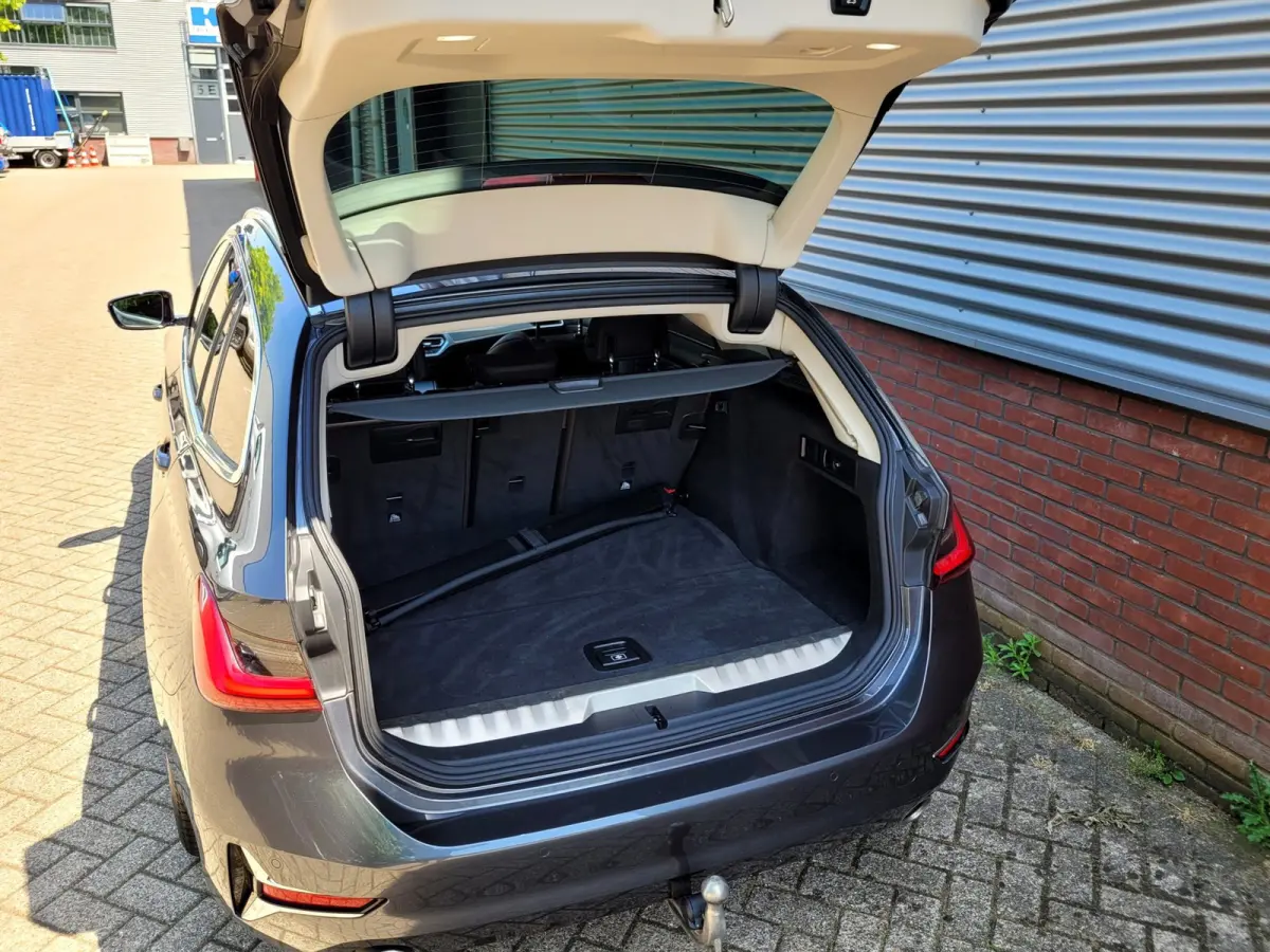 320e Luxury - Pano, Trekhaak, Laser (NL NAP BTW)
