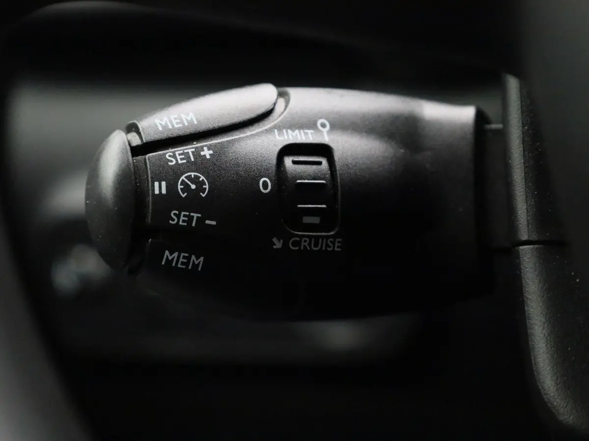 1.2 PureTech Feel | Navigatie | Cruise Control | Climate Control | Apple Carplay/Android Auto |