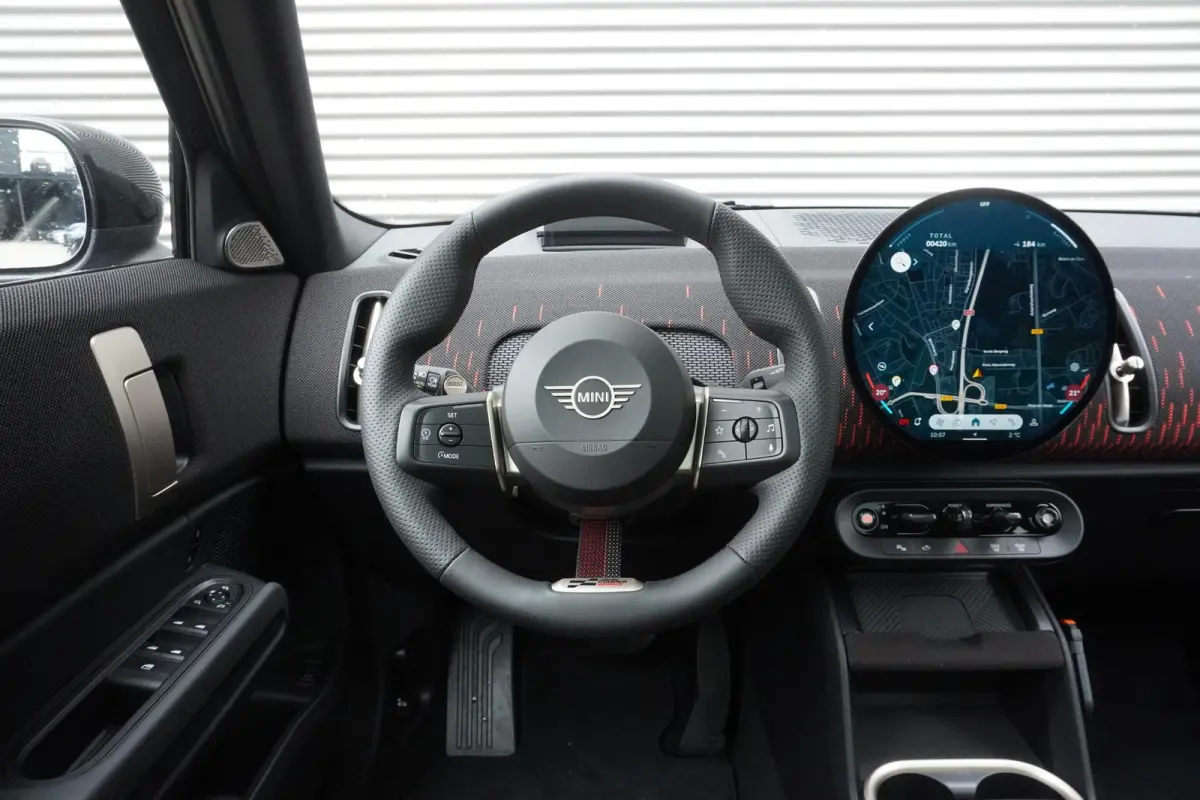 SE John Cooper Works Uitvoering | Pakket XL | 20" John Cooper Works Flag Spoke 2-tone | Trekhaak met elektrisch wegklapbare kogel | Glazen panoramadak