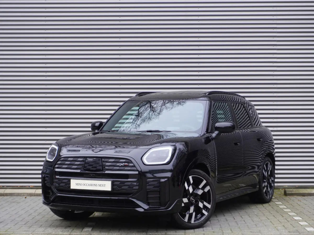 SE John Cooper Works Uitvoering | Pakket XL | 20" John Cooper Works Flag Spoke 2-tone | Trekhaak met elektrisch wegklapbare kogel | Glazen panoramadak
