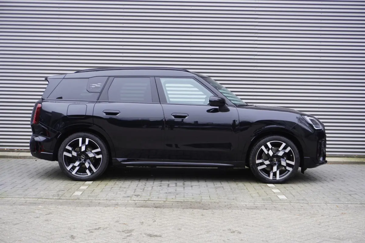 SE John Cooper Works Uitvoering | Pakket XL | 20" John Cooper Works Flag Spoke 2-tone | Trekhaak met elektrisch wegklapbare kogel | Glazen panoramadak