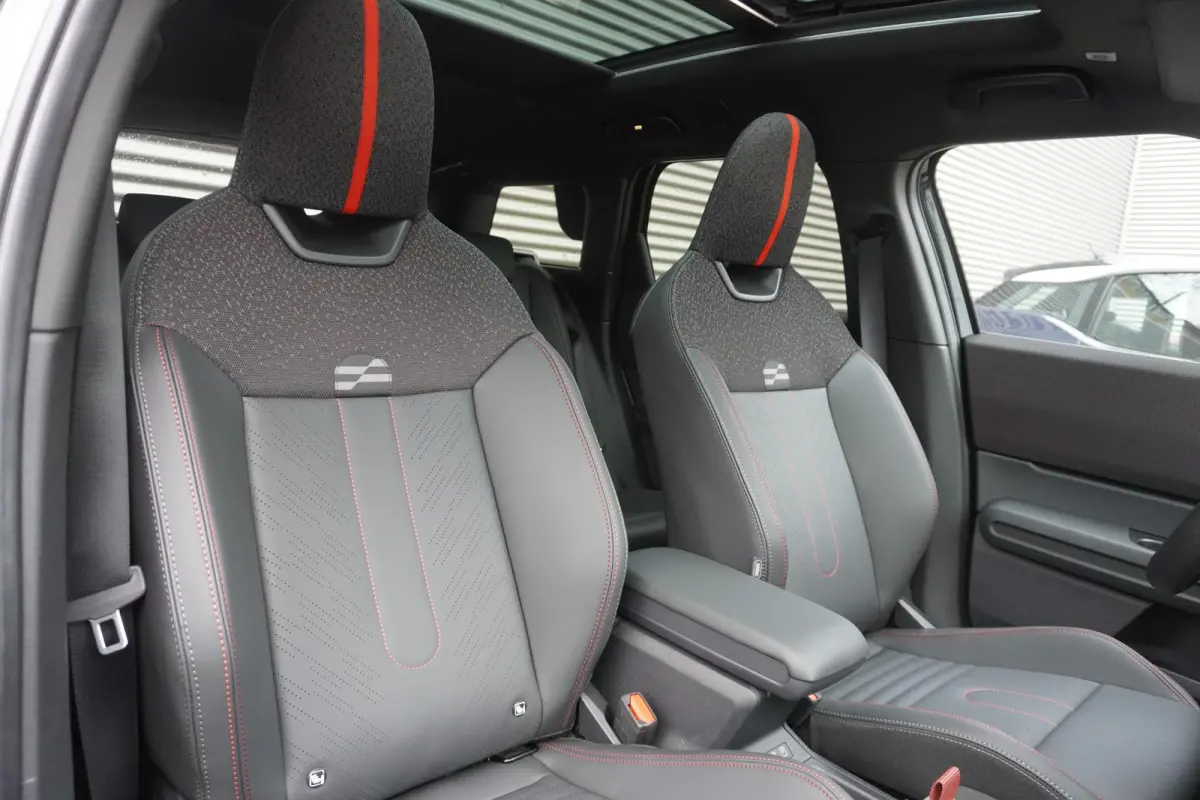 SE John Cooper Works Uitvoering | Pakket XL | 20" John Cooper Works Flag Spoke 2-tone | Trekhaak met elektrisch wegklapbare kogel | Glazen panoramadak
