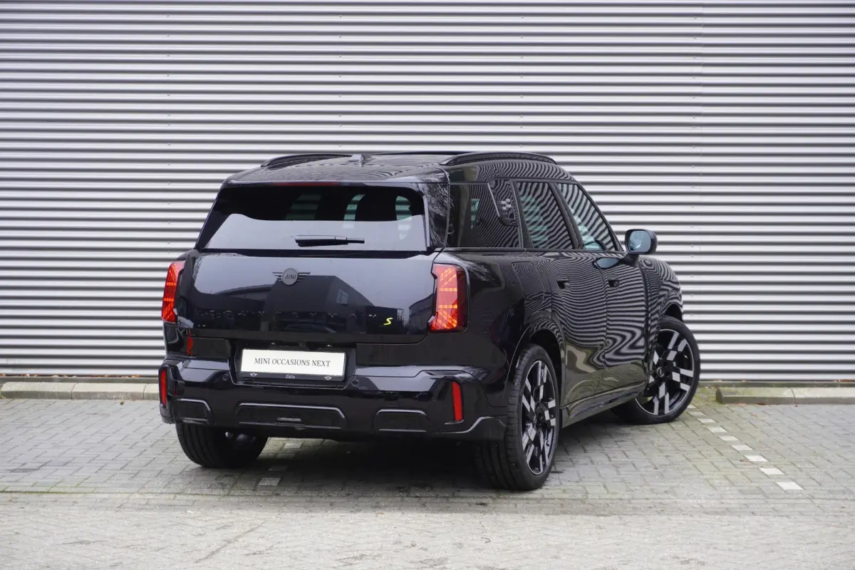 SE John Cooper Works Uitvoering | Pakket XL | 20" John Cooper Works Flag Spoke 2-tone | Trekhaak met elektrisch wegklapbare kogel | Glazen panoramadak