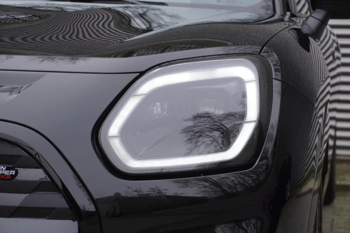 SE John Cooper Works Uitvoering | Pakket XL | 20" John Cooper Works Flag Spoke 2-tone | Trekhaak met elektrisch wegklapbare kogel | Glazen panoramadak