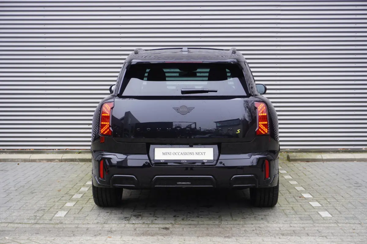 SE John Cooper Works Uitvoering | Pakket XL | 20" John Cooper Works Flag Spoke 2-tone | Trekhaak met elektrisch wegklapbare kogel | Glazen panoramadak