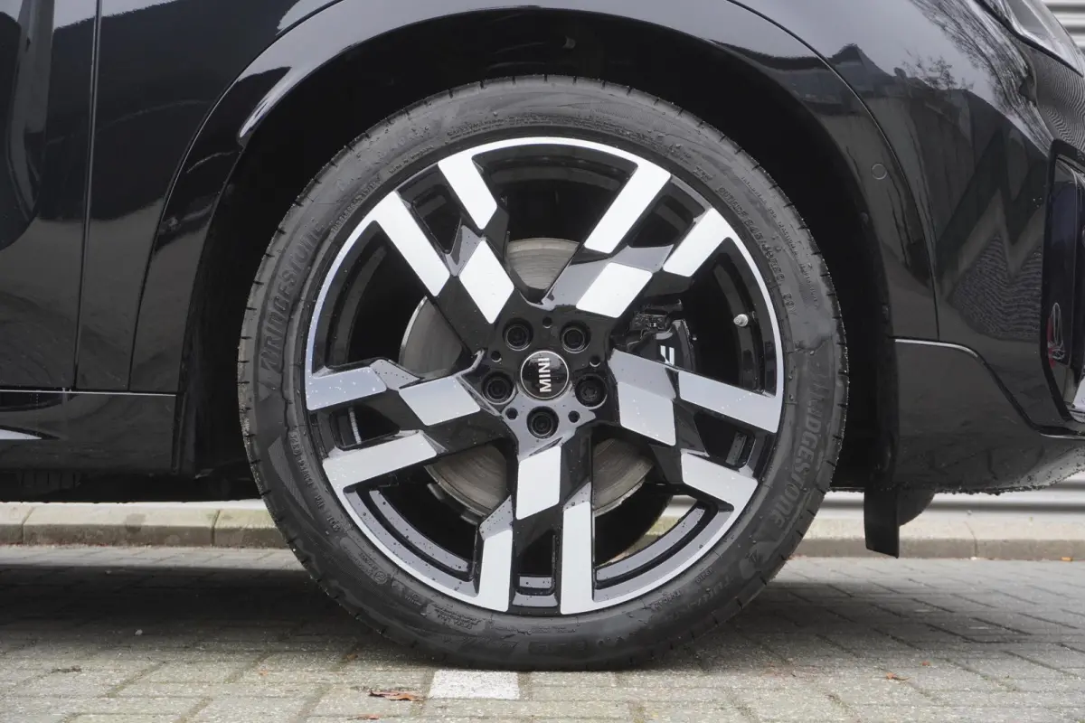 SE John Cooper Works Uitvoering | Pakket XL | 20" John Cooper Works Flag Spoke 2-tone | Trekhaak met elektrisch wegklapbare kogel | Glazen panoramadak