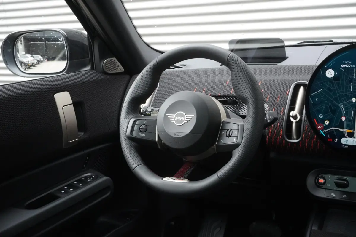 SE John Cooper Works Uitvoering | Pakket XL | 20" John Cooper Works Flag Spoke 2-tone | Trekhaak met elektrisch wegklapbare kogel | Glazen panoramadak