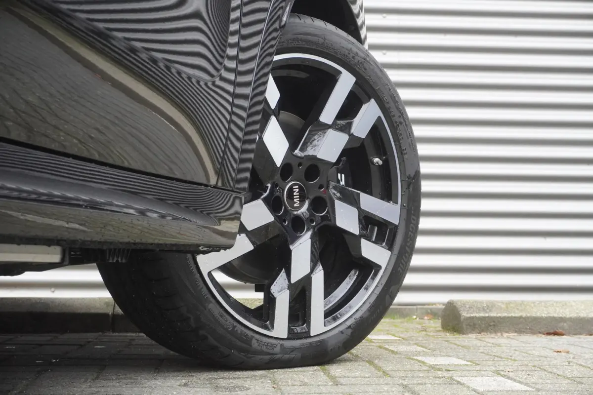 SE John Cooper Works Uitvoering | Pakket XL | 20" John Cooper Works Flag Spoke 2-tone | Trekhaak met elektrisch wegklapbare kogel | Glazen panoramadak