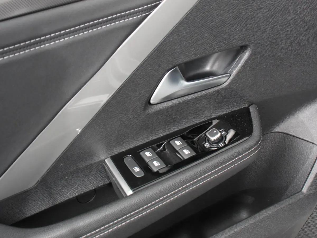 1.2 Automaat GS Line Climate control Adaptive cruise control LED Voorstoelen verwarmd Stuurwiel verwarmd Achteruitrij camera 360* Sfeer verlichting Apple carplay/ Android auto