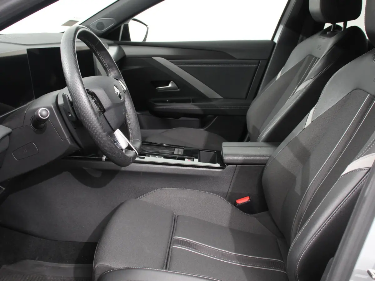 1.2 Automaat GS Line Climate control Adaptive cruise control LED Voorstoelen verwarmd Stuurwiel verwarmd Achteruitrij camera 360* Sfeer verlichting Apple carplay/ Android auto