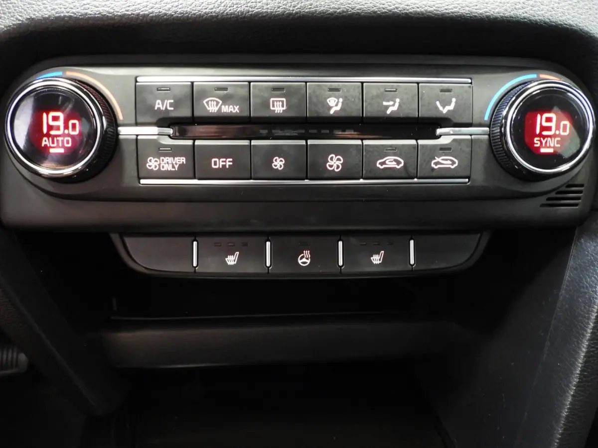 1.6 GDi PHEV Plug-In DynamicLine NAVI/CAMERA/LED/17"LMV!