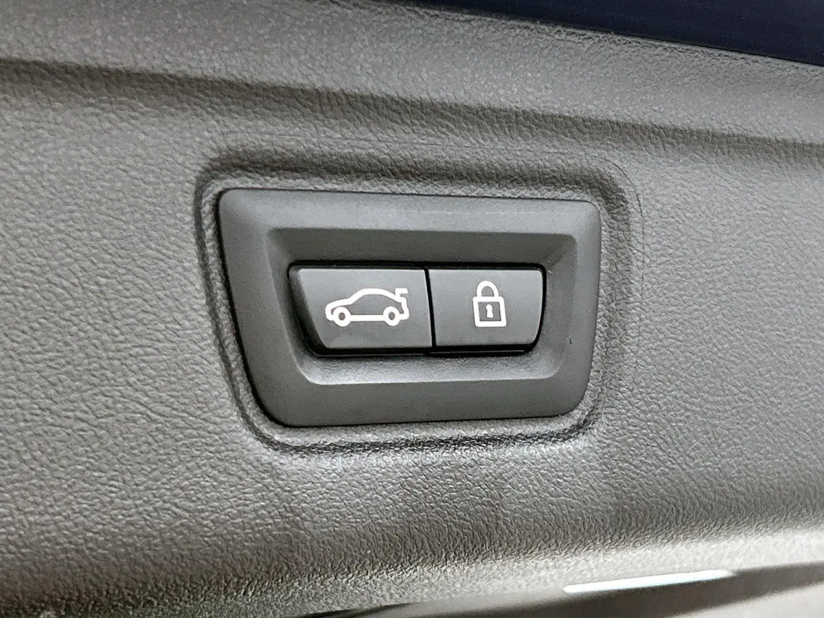 320e | M-SPORT | PANORAMADAK | STOELVERWARMING | NAVIGATIE | LEDER | ELEKTRISCHE ACHTERKLEP | ELEKTRISCHE STOEL |