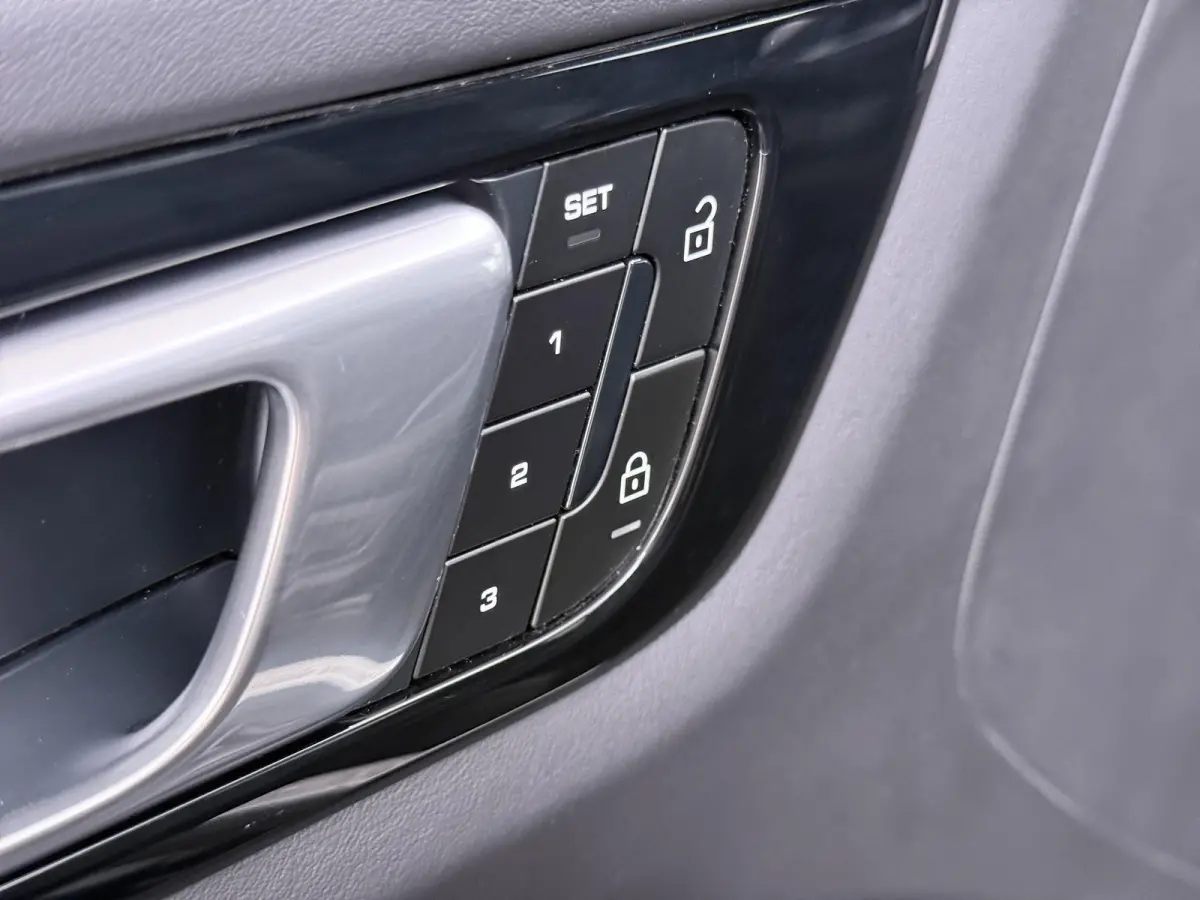 3.0 E-Hybrid Platinum Edition VAN:74.900,- VOOR:69.877,- UW HERFSTVOORDEEL:5.023,- MEM. SEATS | Luchtvering | pano | stoelverwarming + verkoeling | 360 camera | Bose | sportchrono | mega kna
