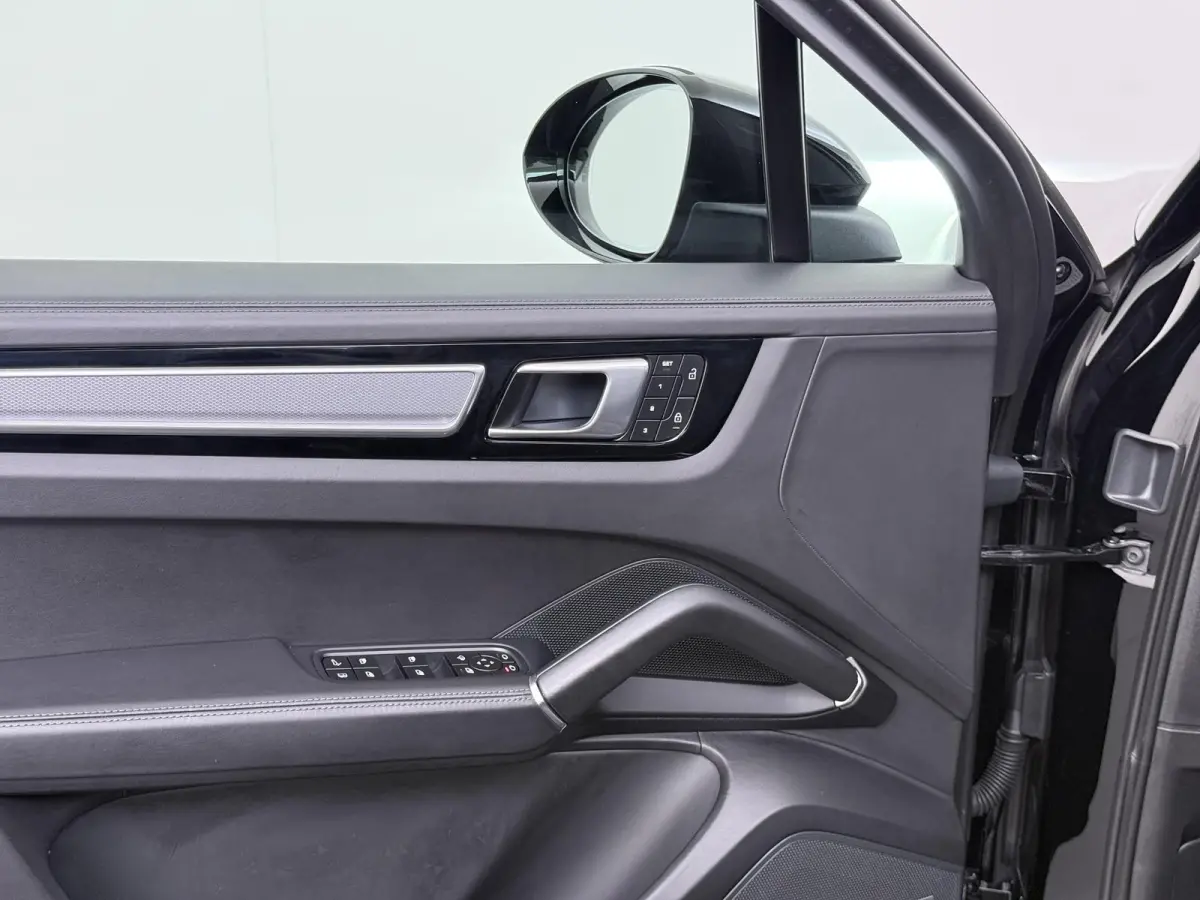 3.0 E-Hybrid Platinum Edition VAN:74.900,- VOOR:69.877,- UW HERFSTVOORDEEL:5.023,- MEM. SEATS | Luchtvering | pano | stoelverwarming + verkoeling | 360 camera | Bose | sportchrono | mega kna